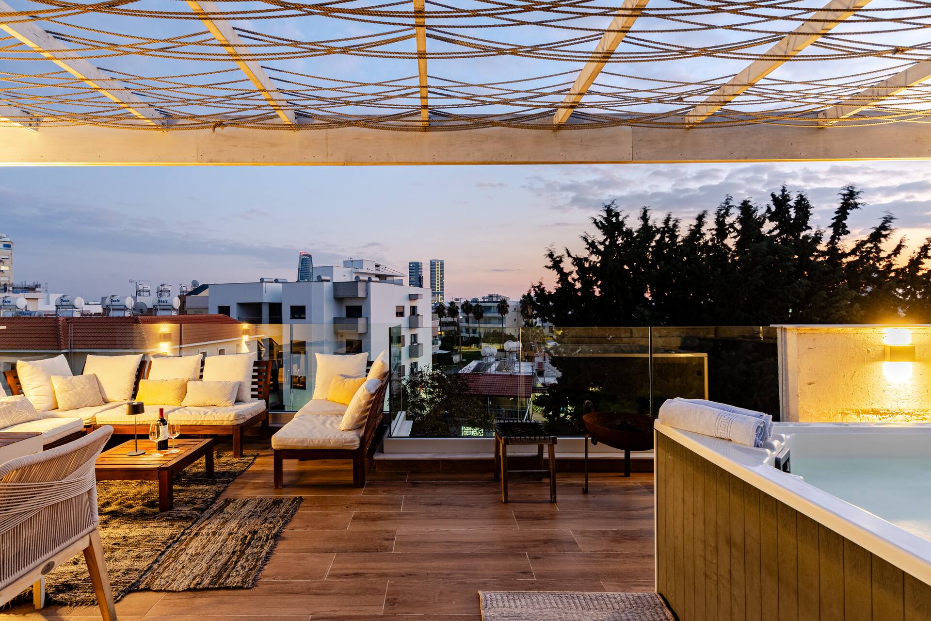 CC23 · Rooftop Living | Hot Tub • BBQ • Fast Wi-Fi