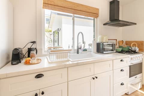 Popular Airbnb listing: Designer Studio Guest House ADU w/ Shared Backyard in North Hollywood
