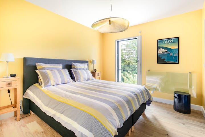 חדר זוגי שקט עם מיטת קווין סייז נוחה במיוחד + נוף פתוח לטבע ולעצים. חדר רחצה צמוד.