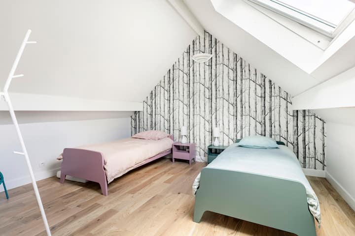 חדר שינה עם 2 מיטות נוחות 