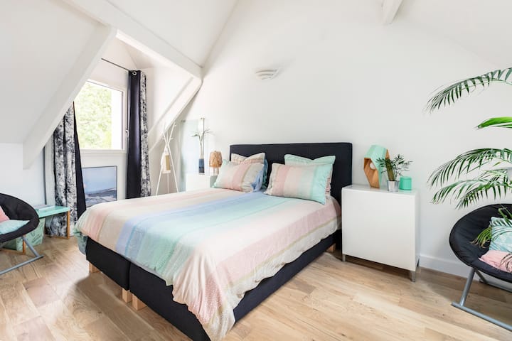 חדר זוגי עם מיטת קווין סייז נוחה במיוחד + נוף פתוח לטבע ולשלשות. חדר רחצה צמוד.