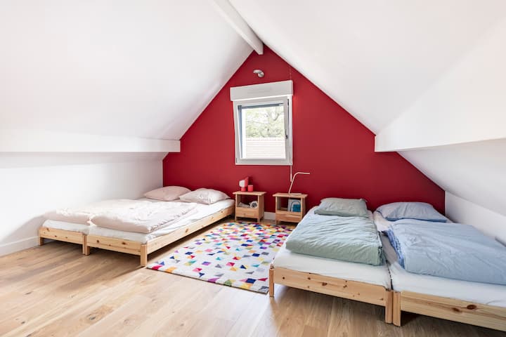 חדר שינה עם עד  4 מיטות נפרדות ניתן להפוך  למיטה זוגית.