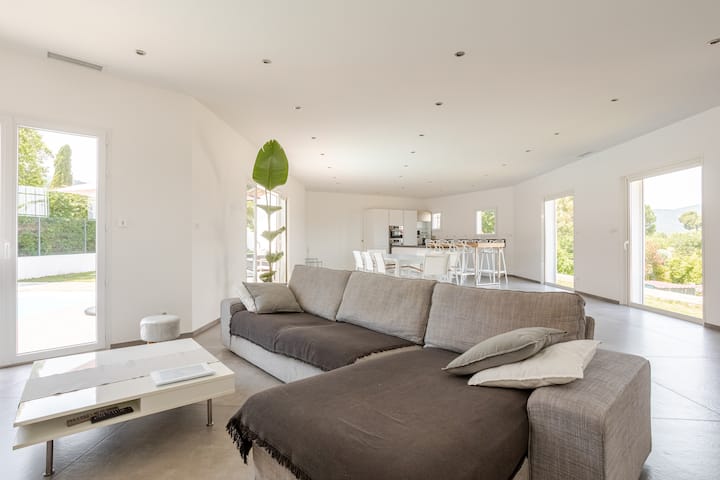 Spacieuse Villa 150 M² - Piscine Et Grand Jardin - Cuers