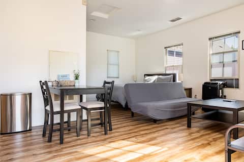 Private Studio in Lovely Neighborhood