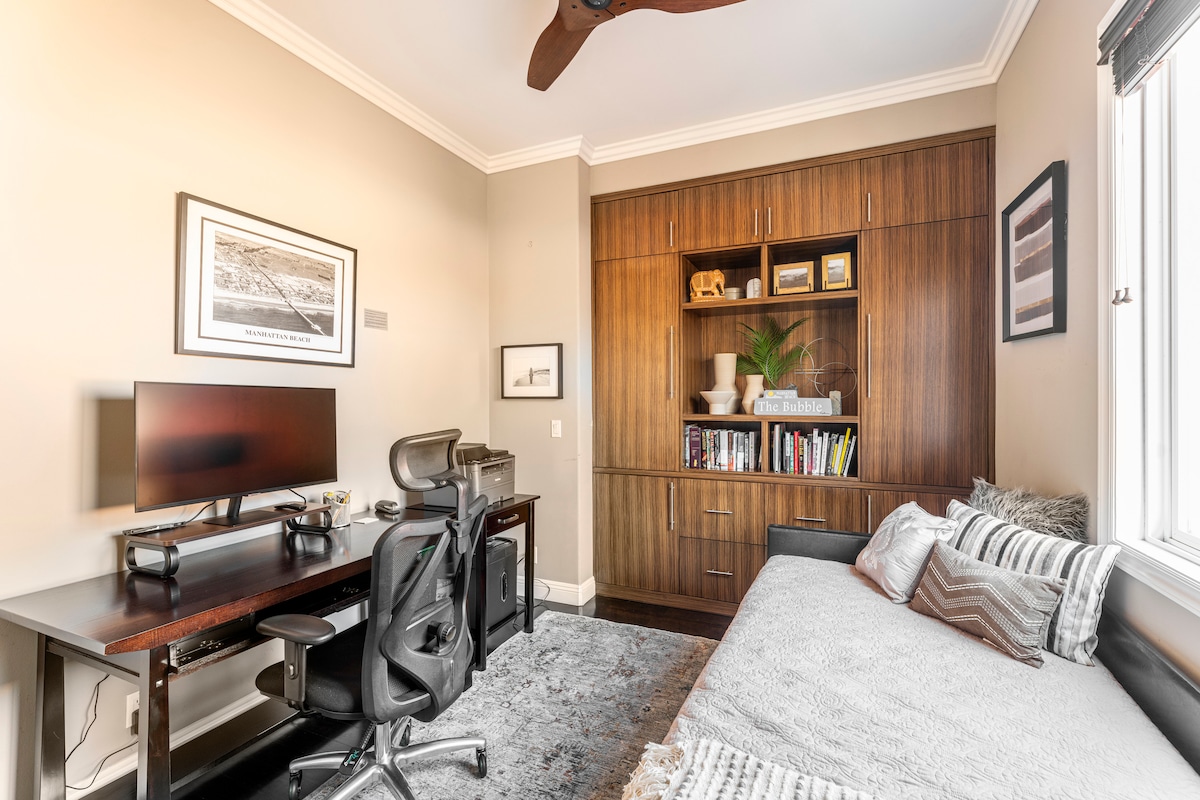 Kantoorkamer met bureau, 32inch tv/monitor, tweepersoonsbed en twee eenpersoonsbedden