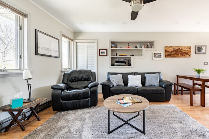 Pogled na dnevni boravak s prostorom za sjedenje i blagovaonicu - uživajte!