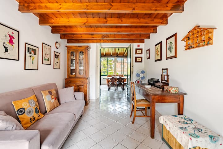 Პატარა მისაღები ოთახი სახლის შესასვლელთან, ორადგილიანი გასაშლელი დივნით