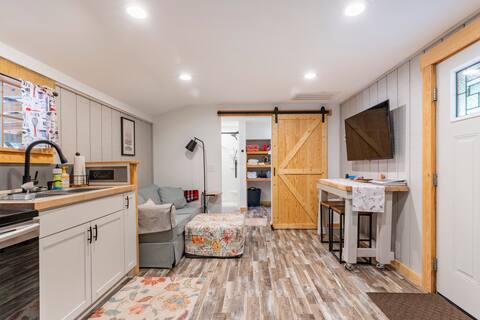 Charming 1 bedroom guesthouse on 4 acres, hot tub