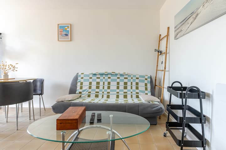 Petite Maison Chaleureuse Entièrement Rénové 
Une Chambre Avec Un Lit De 149x190.
Une Sdb Avec Toilettes Et Douche A L' Italienne
Cuisine Aménagée Plus Coin Salon Et Son Canapé Bz.
Cour Devant Et Pelouse Derrière. - Cotentin