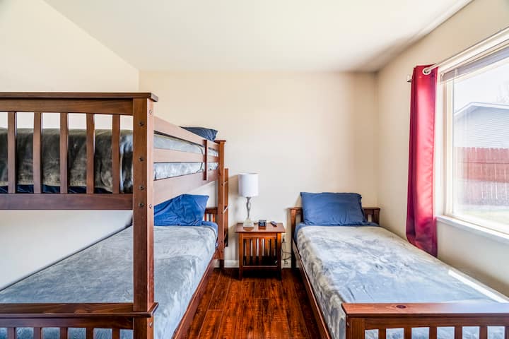 בחדר השינה השלישי יש שלוש מיטות נפרדות, כולל קומתיים. המיטות מעץ מלא ומיועדות למבוגרים וילדים כאחד. המזרנים גדולים ונוחים, לא מהסוג הדק והדק שלפעמים מוצאים. למבוגרים תהיה שינה ערבה.