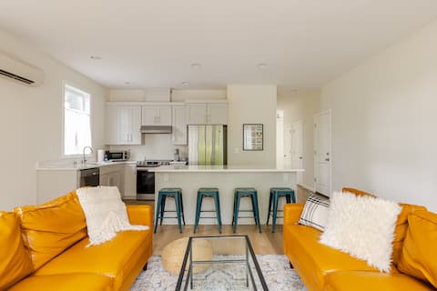 Cheerful 1 bedroom downtown cottage