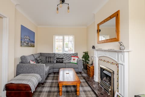 Awel Y Mor (The Sea Breeze), a quaint 3 bed house