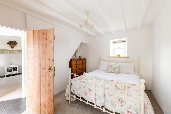 Acogedora habitación en la planta baja con cama tamaño king.