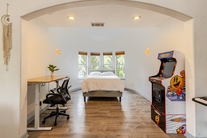 5 star location w/hot tub shuffleboard & PacMania! gallery image 3