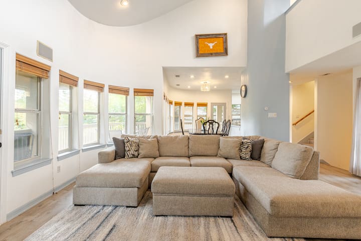 5 star location w/hot tub shuffleboard & PacMania!