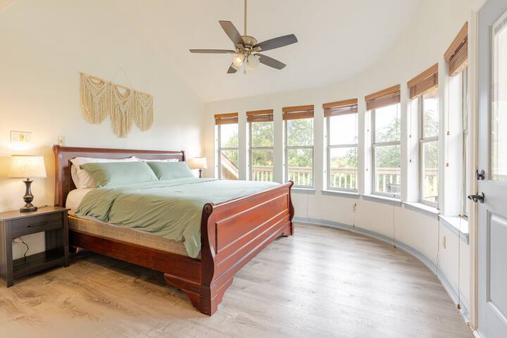 5 star location w/hot tub shuffleboard & PacMania! gallery image 2