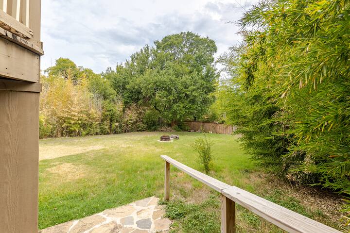 5 star location w/hot tub shuffleboard & PacMania! gallery image 4