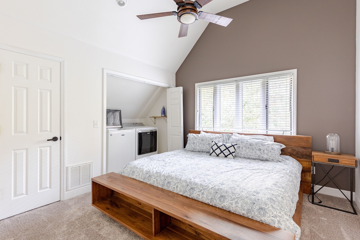 Upstairs king bedroom with a very comfortable mattress. Don't forget to crack the window to enjoy the sounds of the creek. 3-speed ceiling fan with remote.