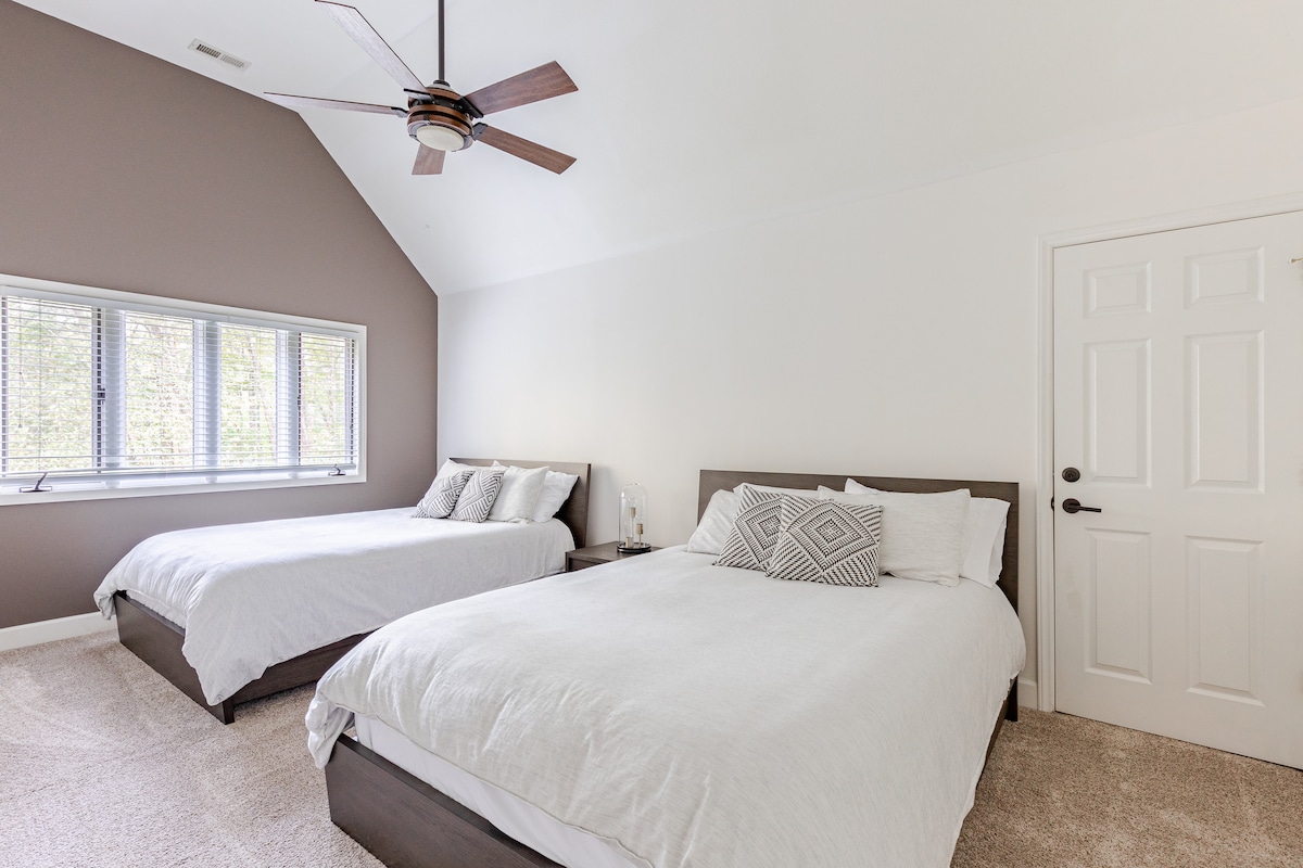 Upstairs bedroom with 2 very comfortable queen beds. Crack the window to hear the sounds of the creek. 3-speed ceiling fan with remote.