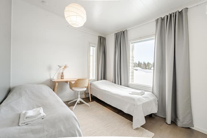 Kaksi runkopatjasänkyä, jotka saa myös vierekkäin