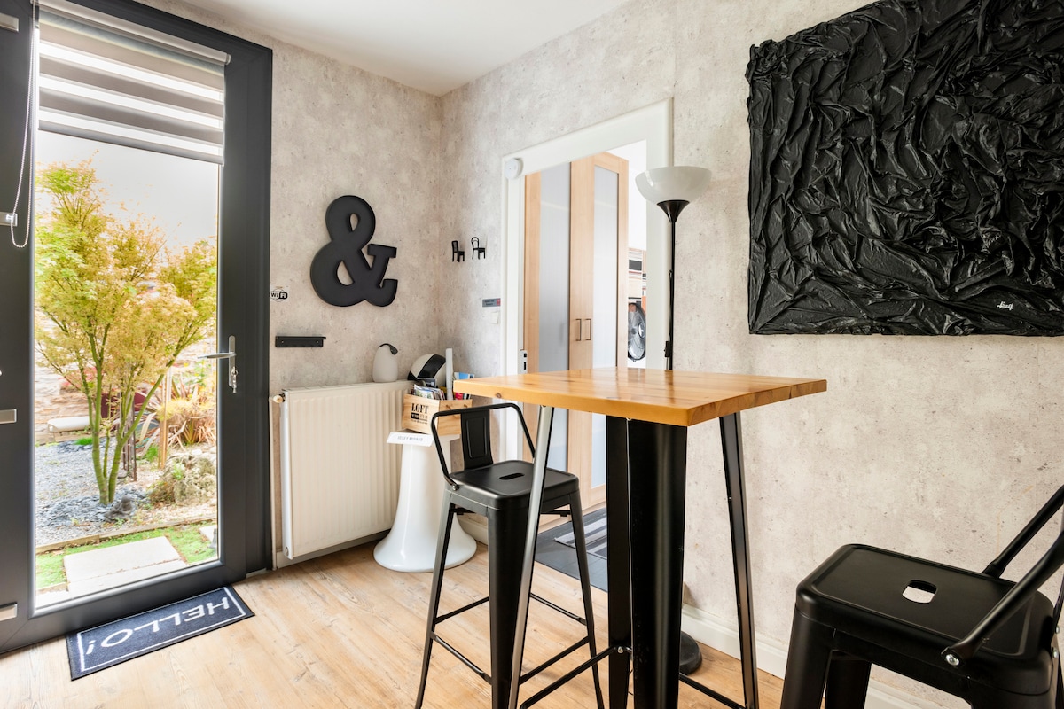 Propriété Airbnb réussie: Designer and cozy apartment with tree-lined terrace à Jouvence