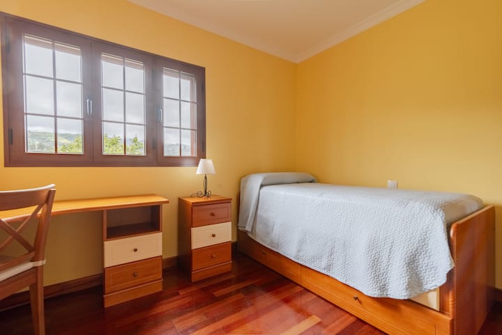 Спална соба 2, со работна маса и работа.