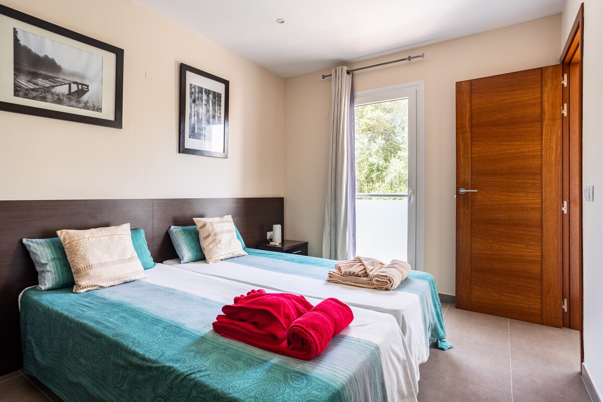 Спалня (2) с две единични легла на горния етаж
- с голям вграден гардероб