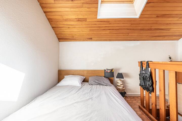 Dhomë në katin e parë të apartamentit dykatësh. Krevat 140x190. 
Çarçafët nuk ofrohen
