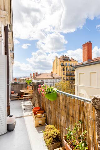 Un balcon en centre-ville gallery image 5