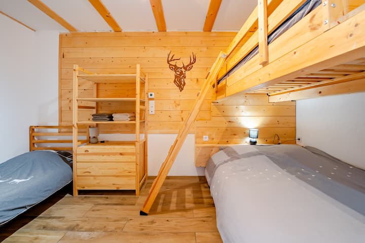 Family room equipped with 3 beds, including two single beds and one double bed (140).
The high bed is not suitable for children under 6 years old due to the risk of falls injuries.