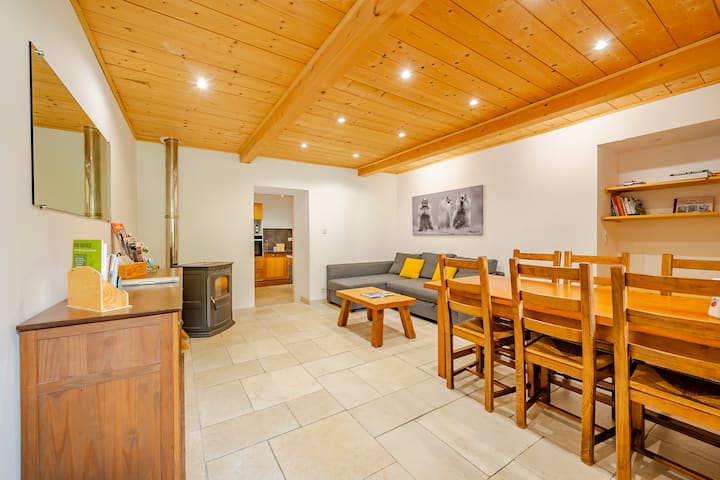 Lounge - dining area equipped with a pellet stove and a sofa bed convertible into a double bed.
|| Families: Possibility to add a child safety barrier, be sure to ask us before your stay.