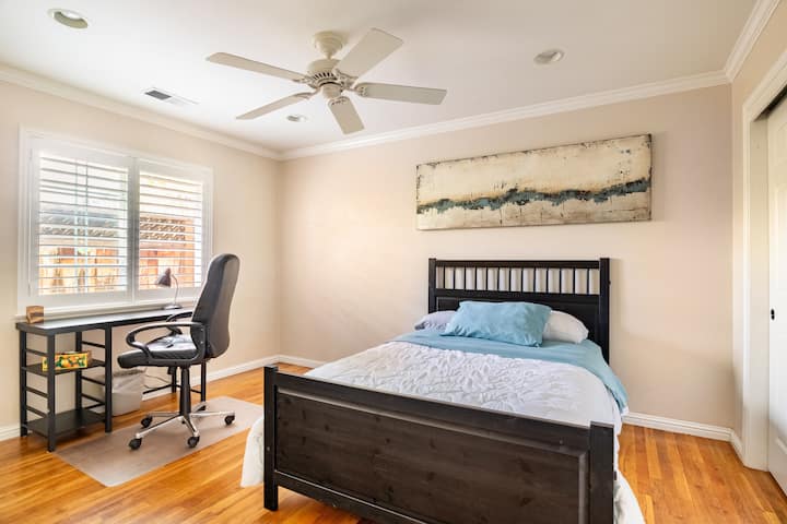 سرير بحجم كوين مريح جدًا في غرفة النوم الثانية إنه مصاريع مزرعة ومكتب عمل