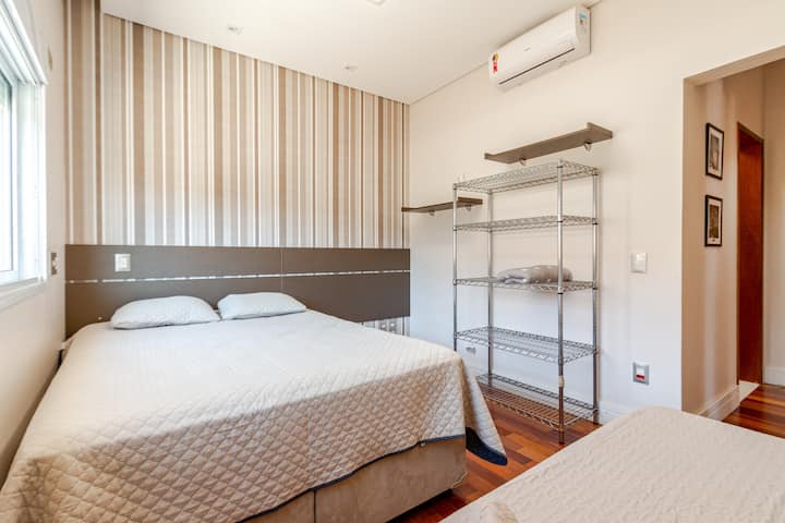 套房配有双人床和1张单人床