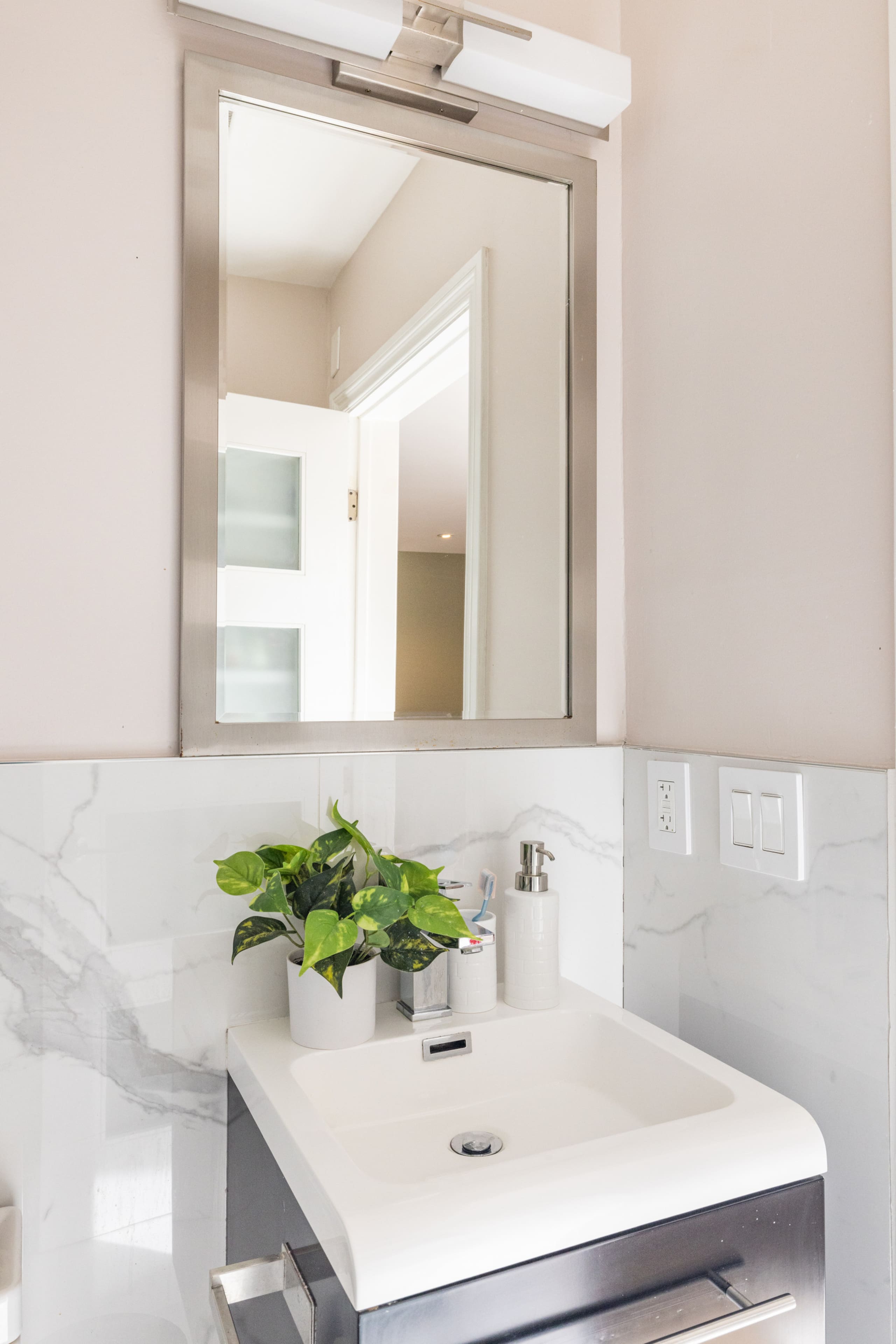 Home in San Francisco · ★4.2 · 2 bedrooms · 3 beds · 1 bath - Image 11