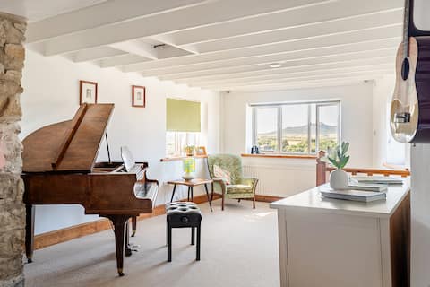 Successful Airbnb property: Listed building central, spacious cottage. in St. David's And The Cathedral Close