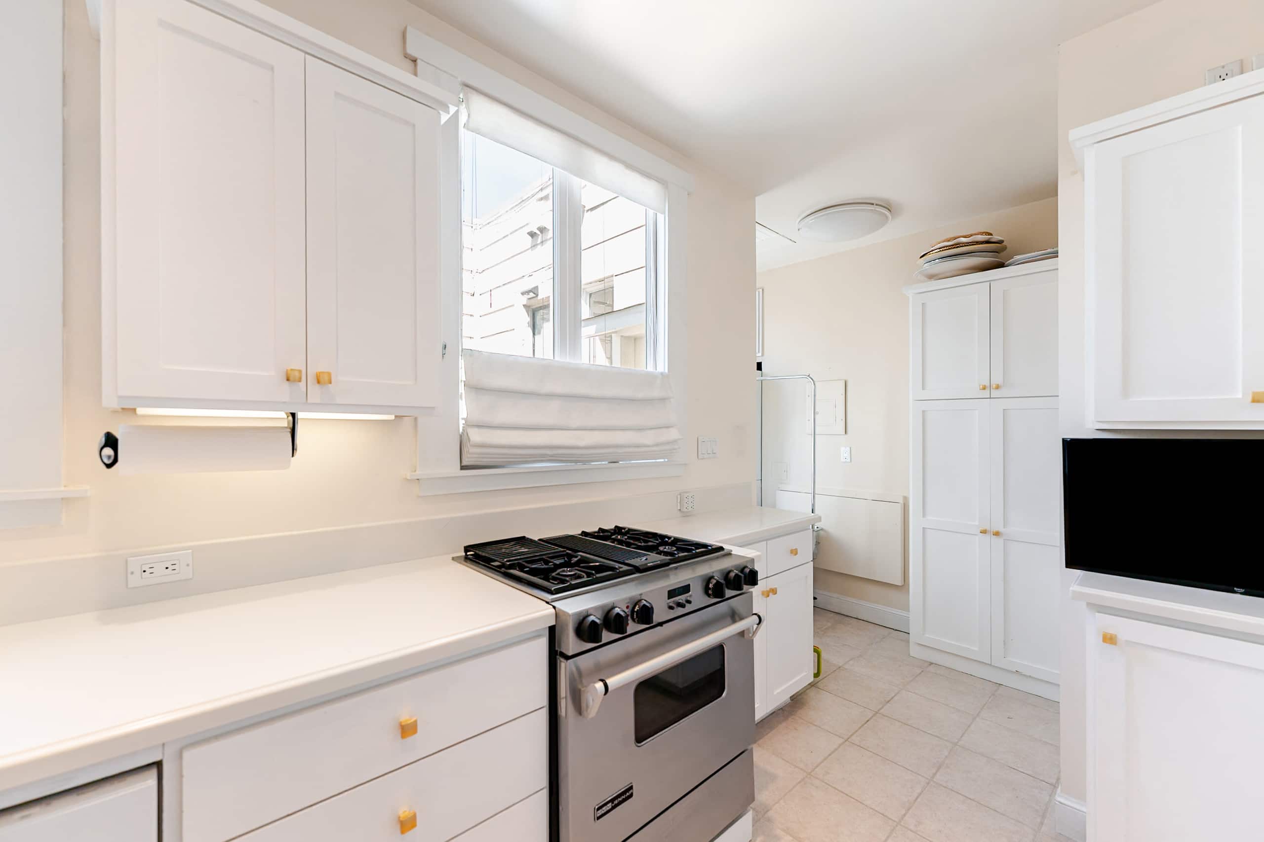 Townhouse in San Francisco · ★4.87 · 2 bedrooms · 2 beds · 1.5 baths - Image 13