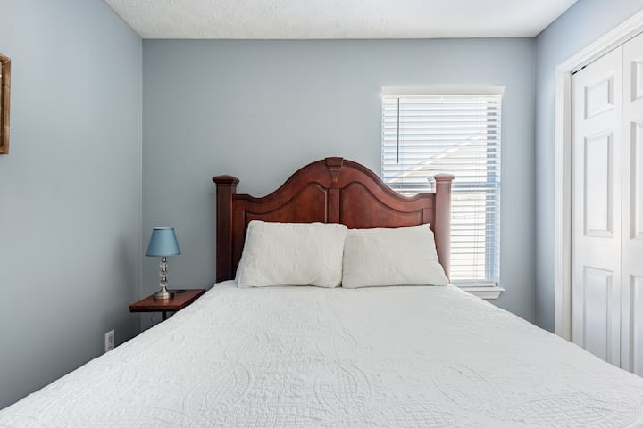 Dhoma e tretë e gjumit me krevat dopio "Queen" dhe televizor Roku me televizor plotësues në YouTube që ka ABC, CBS, NBC, FOX dhe të gjitha kanalet sportive.