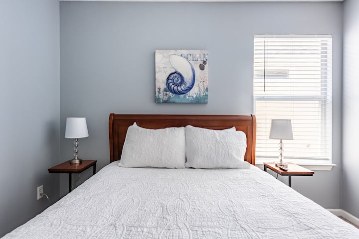 Dhoma e dytë e gjumit me krevat dopio "Queen" dhe televizor Roku me televizor plotësues në YouTube që ka ABC, CBS, NBC, FOX dhe të gjitha kanalet sportive.