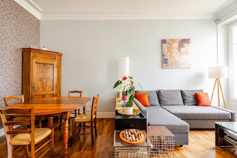 Grenoble superb old apartment 200 m from the train station. 4th floor, bike garage, balcony .