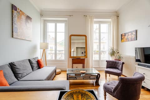 Successful Airbnb property: Grenoble, superb old apartment 200 m from the train station. 4th floor, bike garage, balcony. in Grenoble