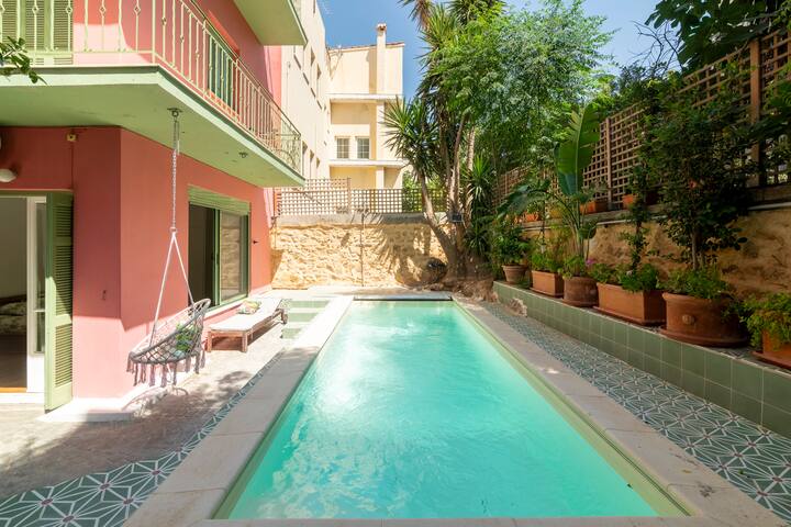 The pink frog apt in the center with private pool gallery image 2