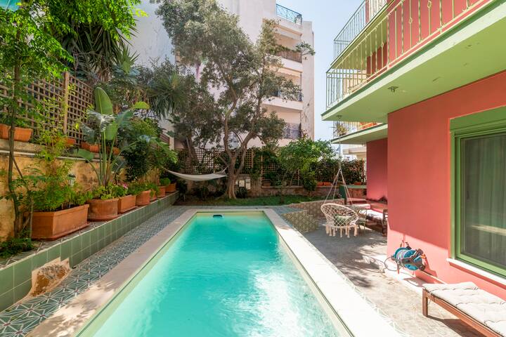 The pink frog apt in the center with private pool gallery image 3