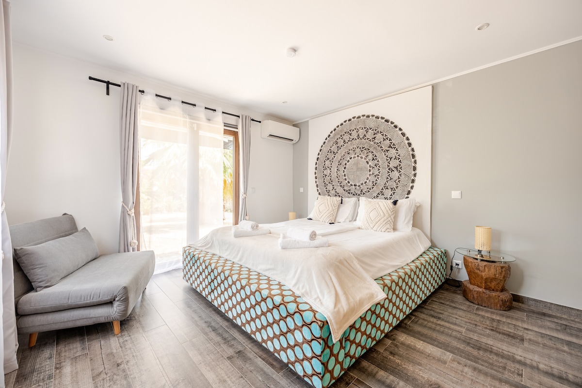 Соби за спиење: светло и пространо место за одмор со стилски дизајн и мирен поглед кон градината!