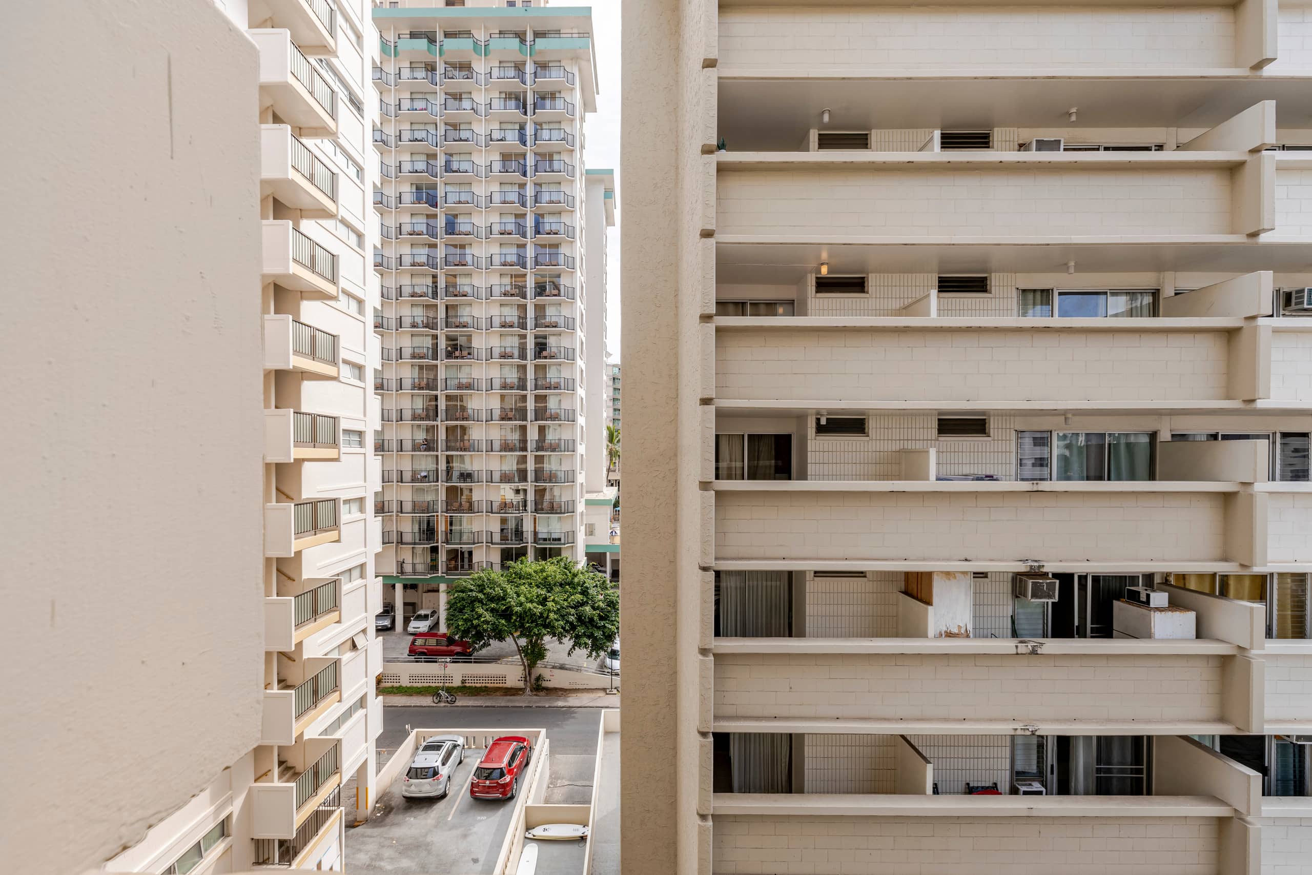 Condo in Honolulu · ★4.89 · Studio · 1 bed · 1 private bath - Image 18