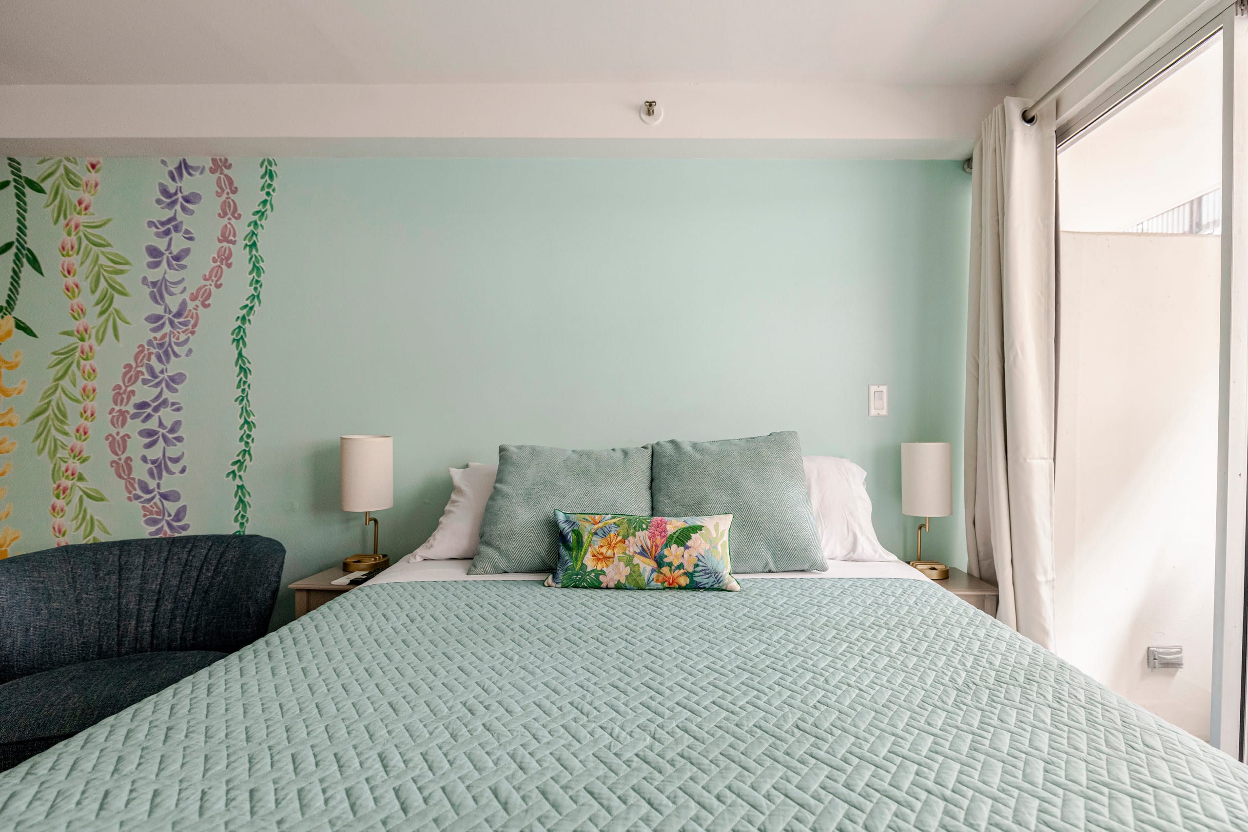 Condo in Honolulu · ★4.89 · Studio · 1 bed · 1 private bath - Image 4