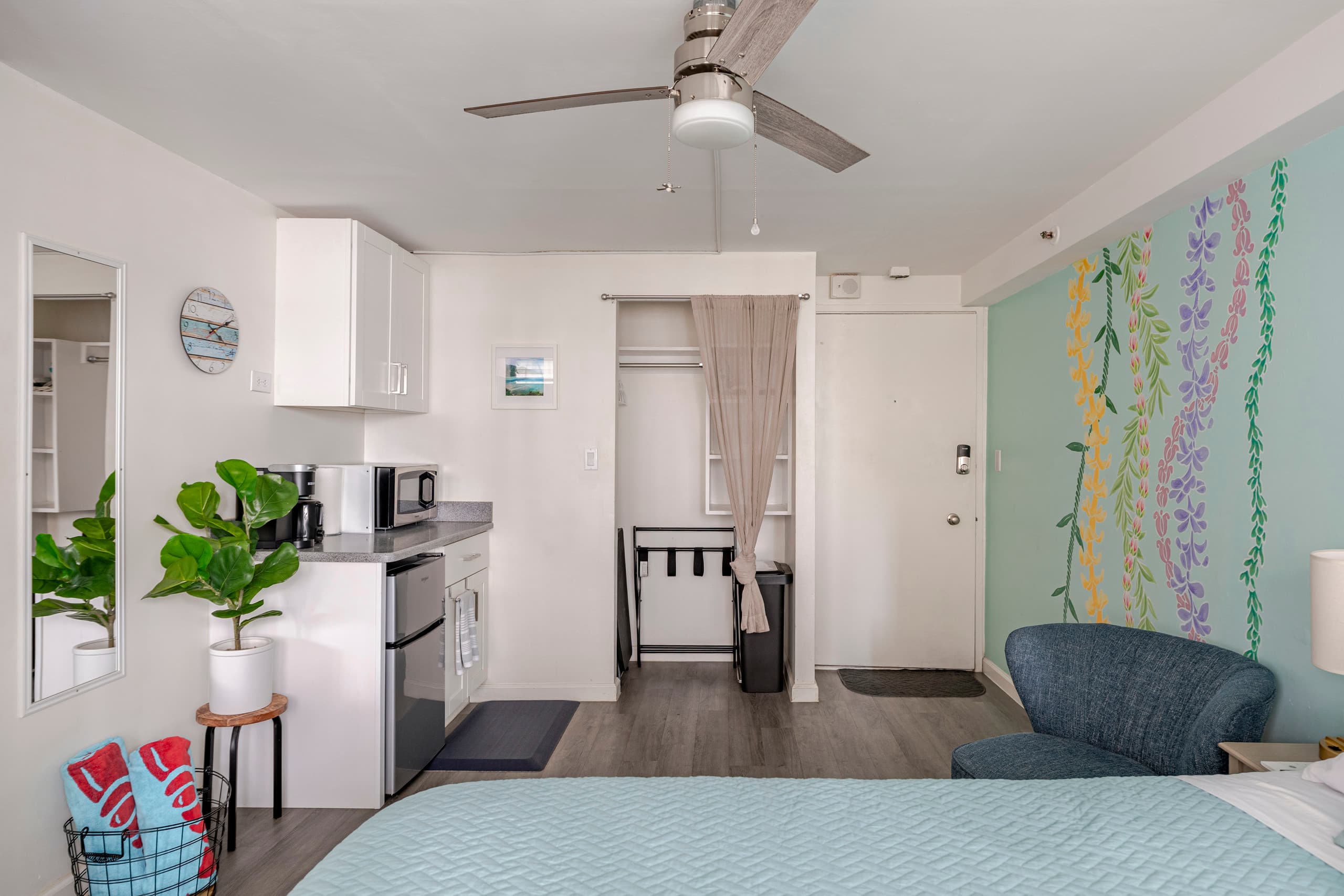 Condo in Honolulu · ★4.89 · Studio · 1 bed · 1 private bath - Image 2