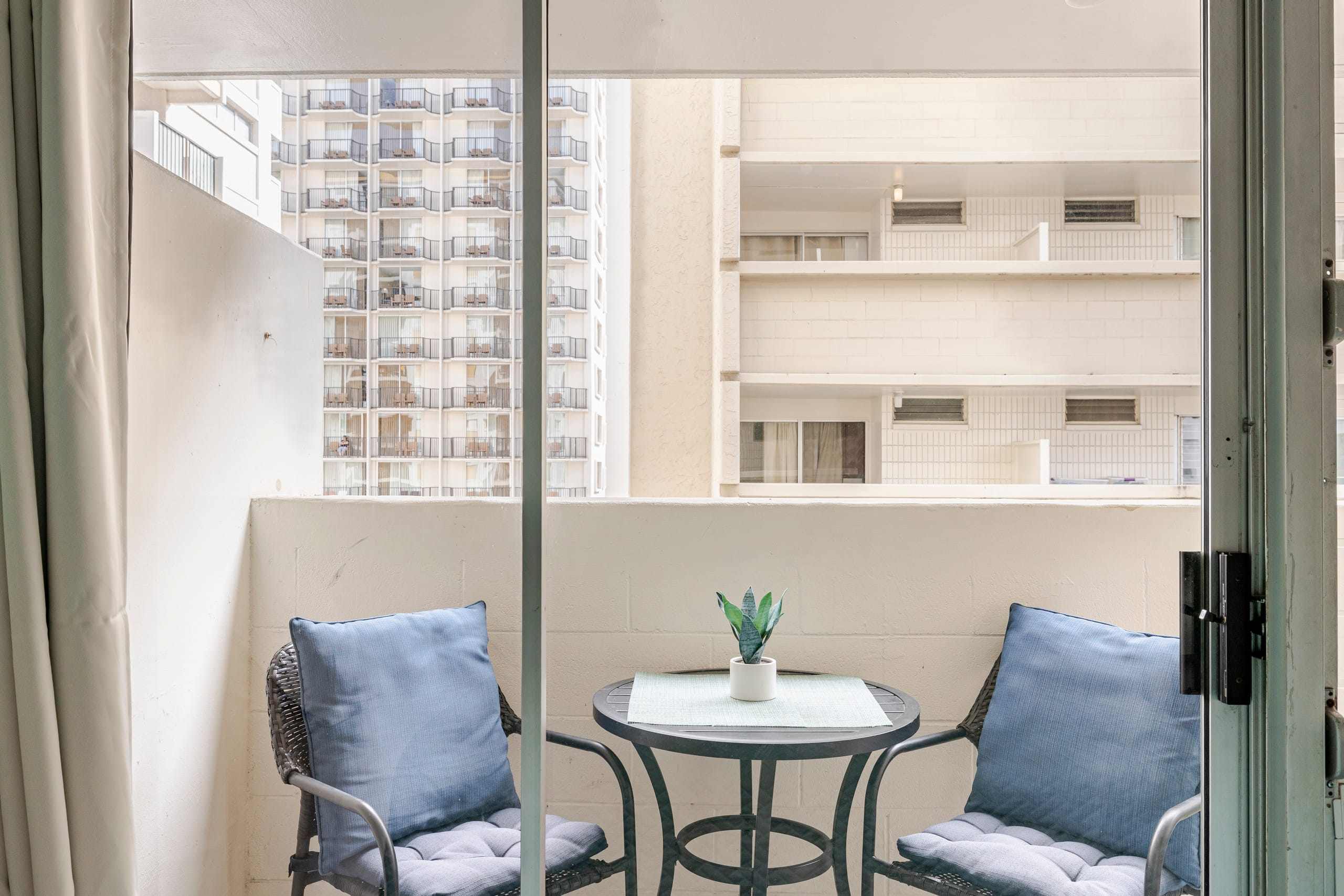 Condo in Honolulu · ★4.89 · Studio · 1 bed · 1 private bath - Image 14