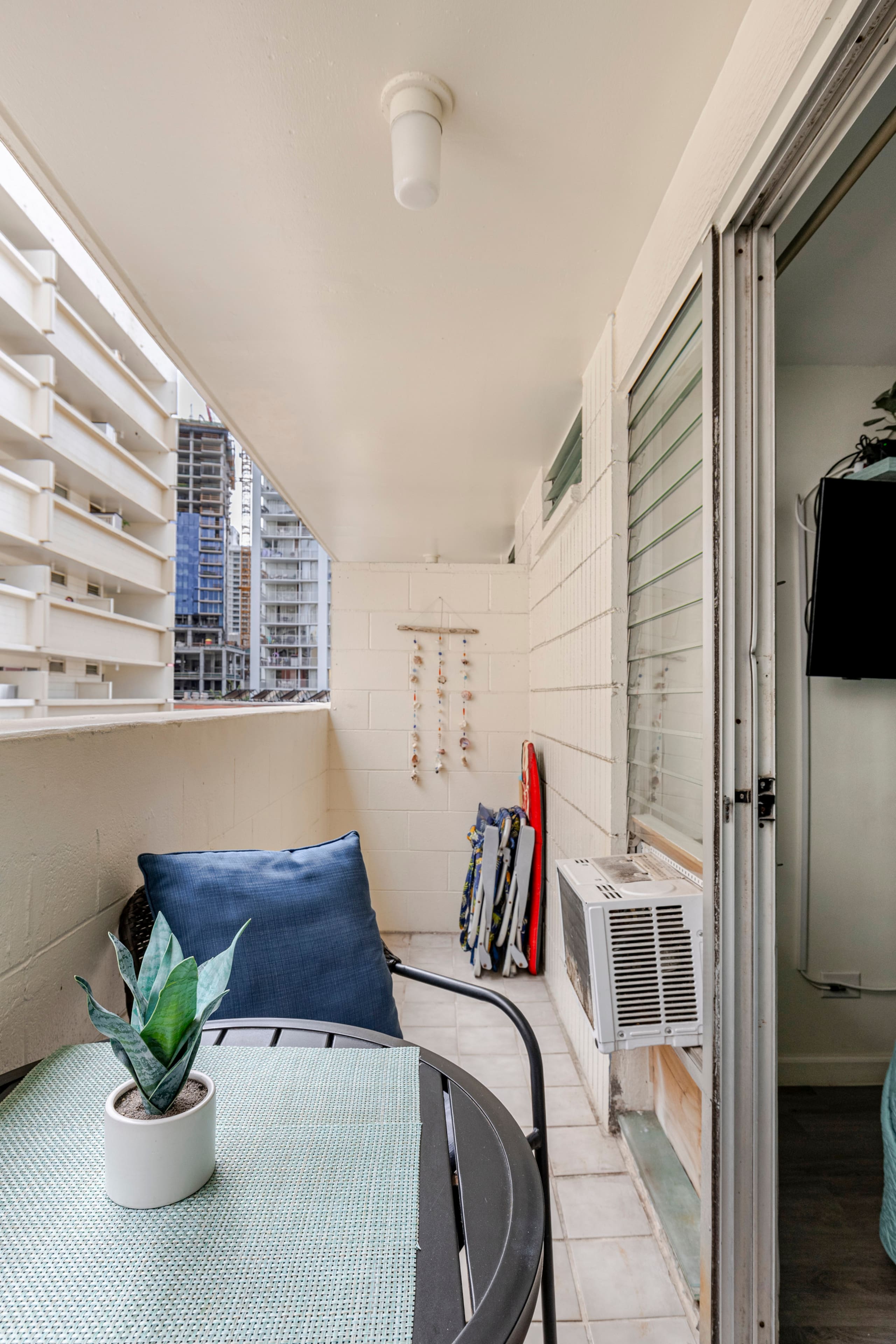 Condo in Honolulu · ★4.89 · Studio · 1 bed · 1 private bath - Image 15