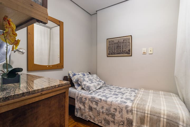 Habitación pequeña y cómoda con ventana grande, vestidor para ropa, ventilador y pequeño lado de lavabovao tipo baño. Acceso por lavandeira.