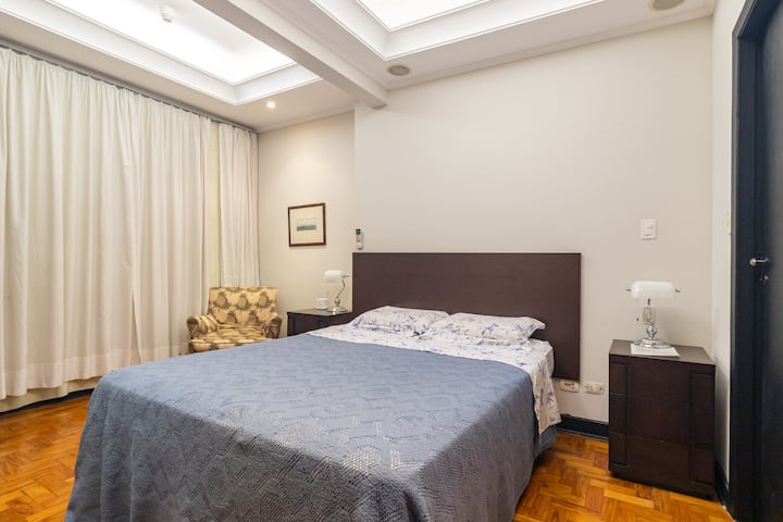 suite con cama tamaño queen, baño completo, armario y aire acondicionado frío y caliente. Ropa de cama, baño, mantas. 